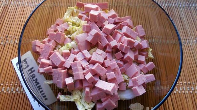 Салат из пекинской капусты с колбасой, вареными яйцами и маслинами