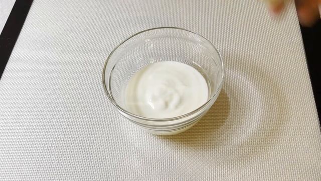Как накормить ребенка. Яблочное пюре с йогуртом. Всего два ингредиента.