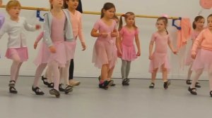 Танцы для маленьких детей. Учимся танцевать чечетку. Одно из первых занятий.