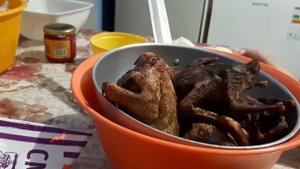 Тушим мясо голубей.