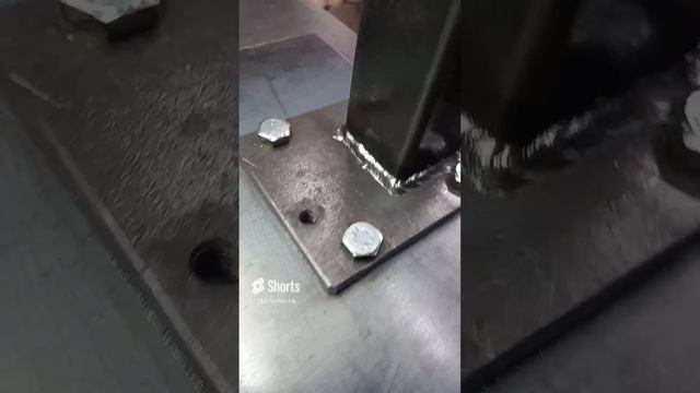 Пока варю простым электродом. Скоро куплю себе полуавтомат. Буду повышать мастерство. смотреть онлайн