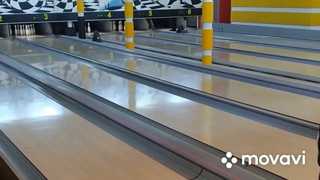 Аутизм. Мальчик 15 лет с братом в боулинге.Удав.Аутист и змеи ? смотреть онлайн