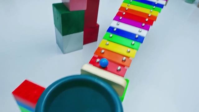 Шарики катаются по лабиринту_видео для детей_2023_95 смотреть онлайн