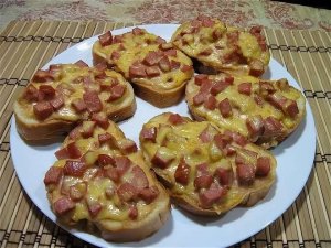 Вкусные гренки с колбасой и сыром 2022.AVI