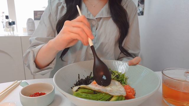 ENG | 자취생의 집밥 일상 vlog. 매콤 주꾸미와 꿀새우 피자, 강변 서재. 참깨라면과 묵은지 참치롤, 블루베리 에그타르트, 명란 아보카도 덮밥, 닭가슴살 샌드위치.