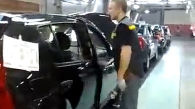 Немцы плачут, когда собирают Рено.flv смотреть онлайн