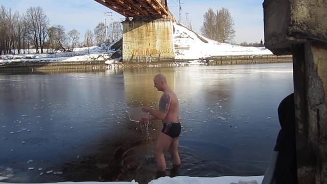 Купание под ж/д мостом, 02.04.14 смотреть онлайн
