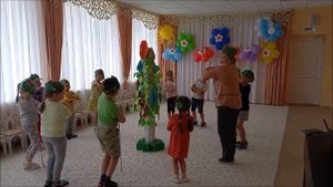 Мы вокруг березки встанем в хоровод!