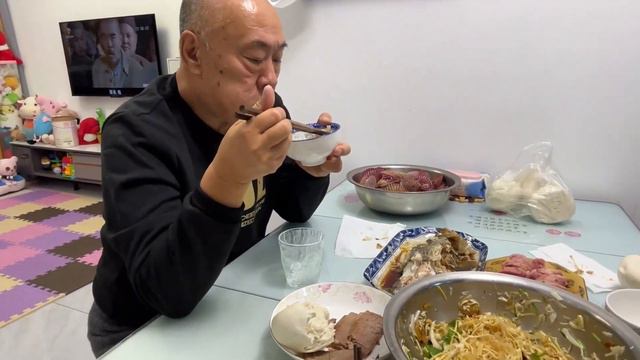 晚上蒸条鲈鱼拌个三丝，老爸自己灌的肉肠，聊聊仲裁的事，太难了 смотреть онлайн