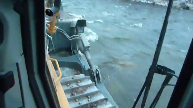 Переезжаю через речку на бульдозере. Bulldozer Goes Over The River