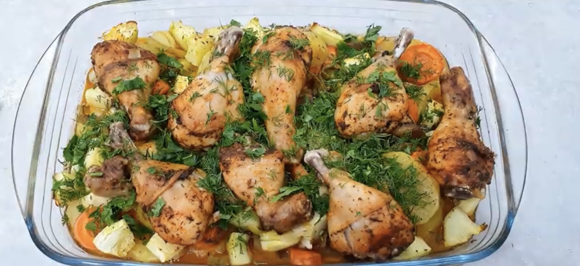 Куриные голени с овощами в духовке