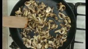 Вкуснейший салат с копчёной курицей и грибами.