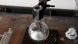 ПОЛУЧАЕМ АЗОТНУЮ КИСЛОТУ ОТ КОТОРОЙ ГОРЯТ ПЕРЧАТКИ!