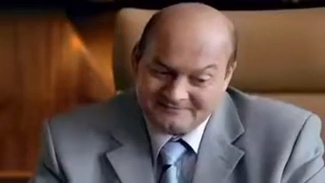 Снимаем все, кроме серёжек. Бухгалтер
