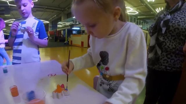 Увлекательное посещение детских мастер классов в парке развлечений | Детское видео смотреть онлайн