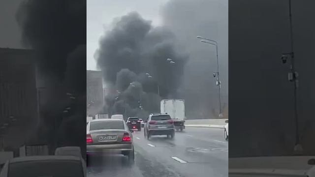 В Москве поднимается огромный столб дыма на бульваре Рокоссовского.