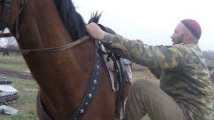 Подготовка к конному переходу: посадка на коня