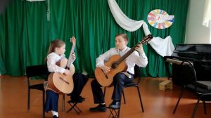 А. Ерзунов У камина исполняет дует гитаристов Прохор Харитонов и Анна Харитонова