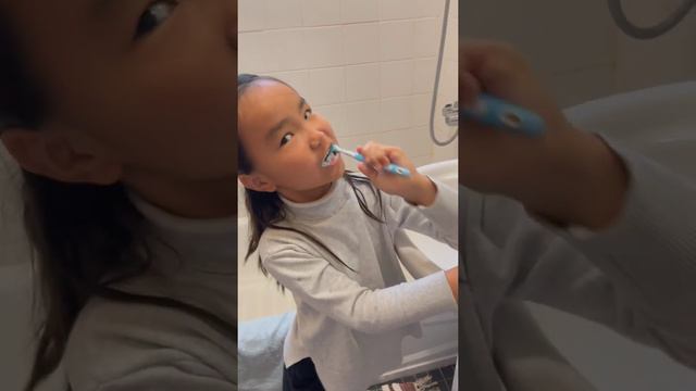 Настя умывается, чистит зубы и даёт совет по крему для лица зимой! смотреть онлайн