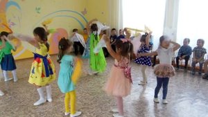 Танец с платочками в средней группе "Во поле береза стояла". Весенний утренник в детском саду.