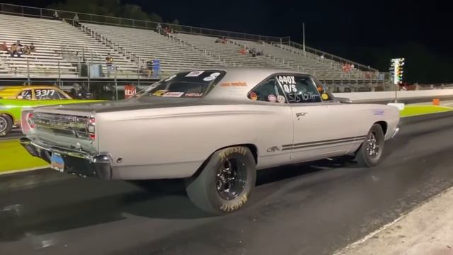 68 Plymouth GTX 440 4speed vs. 70 Ford falcon 428 SCJ 4speed смотреть онлайн