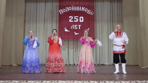 "На деревне тихо" исполняет ансамбль "Русская песня.