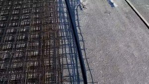 заливаем черновую стяжку на плиты перекрытия, и армпояс вокруг них