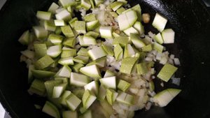 Молодая капуста тушёная с кабачками