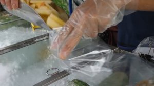 Настоящая сумасшедшая скорость! удивительные навыки нарезки фруктов - тайская уличная еда