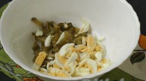 Салат с тунцом и маринованным огурцом