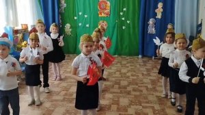 Праздничное перестроение с флажками "День Победы"