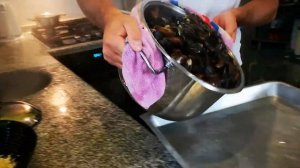 Салат с мидиями, сыром и помидорами