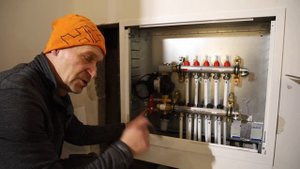 Насосносмесительный узел в шкафу теплых полов