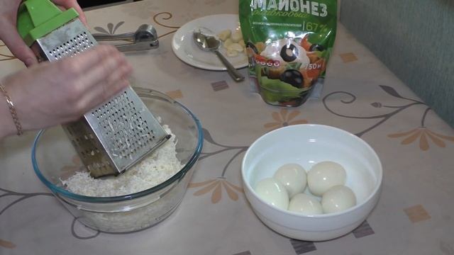 Вкусный Салат??? всего из трех ингредиентов.(ЕВРЕЙСКИЙ САЛАТ-яйцо,сыр,чеснок) JEWISH SALAD.закуска.