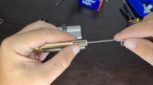 Как вскрыть замок скрепкой