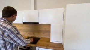 Современная кухня. Скандинавский стиль в кухне. Белые матовые фасады. Встроенный холодильник