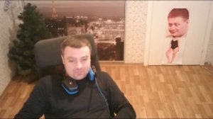 Актёр смотрит фотки с ВГ Феста!