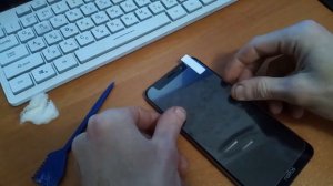 замена защитного стекла на телефоне .
