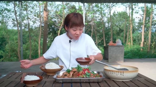 秋妹今天弄個雙椒牛蛙和甲魚燒雞，腿腿肉勁道香辣開胃，吃起來真爽！【颜美食】 смотреть онлайн