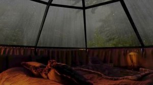 Мгновенный глубокий сон в палатке с непрерывным проливным дождем и звуками грома в лесу
