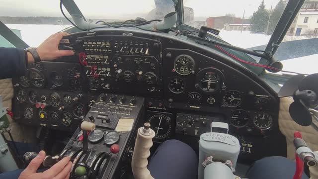 Запуск двигателя на самолете Ан-2. смотреть онлайн