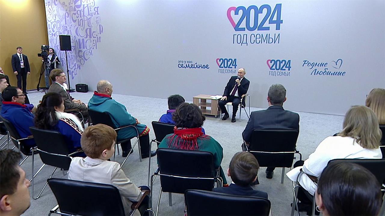 Президент встретился на ВДНХ с участниками и победителями семейных конкурсов