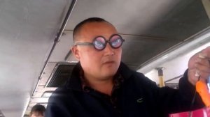 Очки ннада. Китаец торгует в автобусе.