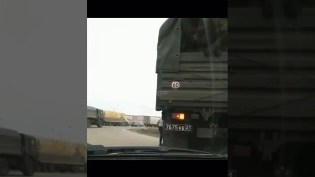 Колонна военных.. Едут по военным делам. Но тут бессмертные гражданские появились...