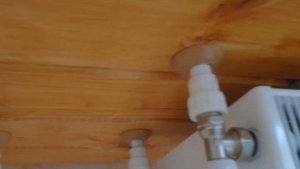 Финальная установка панельных радиаторов на стены из эмитации бруса.