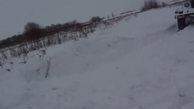 ЗИЛ-157 пробивает дорогу в сугробе.