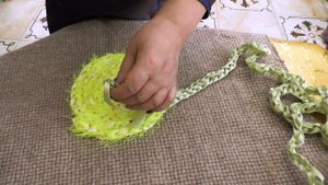 Коврик на вилке для вязания и плетения.