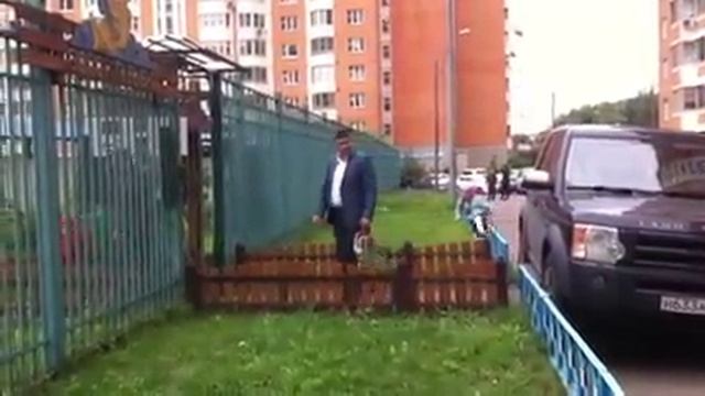 Чудак на букву "М" перекрыл единственный подход к МБДОУ № 49 в самый час-пик смотреть онлайн