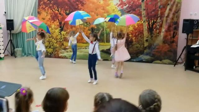 Детский танец с зонтиками