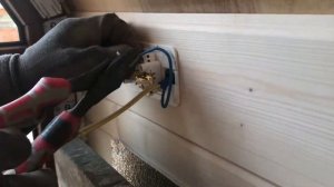 Установка наружной розетки крупным планом